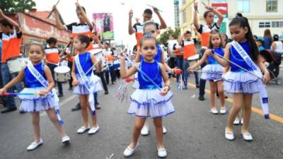 El jardín de niños Sun Valley School, encabezó el desfile con coloridos cuadros de escolta de banderas, palillonas, cuadro de honor, banda de guerra y pomponeras.