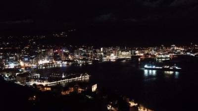 Las autoridades suspendieron la llegada de barcos a la ciudad de Wellington tras el potente sismo.