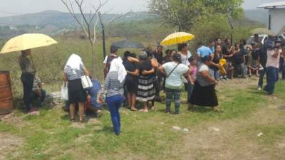 El dolor y la frustración era palpable durante el funeral de las víctimas.