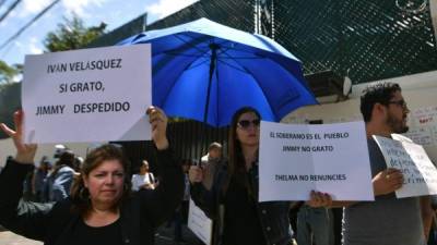 GU6009. CIUDAD DE GUATEMALA (GUATEMALA), 14/01/2017.- El presidente de Guatemala, Iimmy Morales presenta su informe del primer año de Gobierno ante el Congreso de la República. Los avances en materia de seguridad, educación, salud y recaudación tributaria, fueron los principales puntos destacados hoy por el presidente de Guatemala, Jimmy Morales, en el primer informe de su gobierno presentado al Congreso. Morales proclamó que su ciudad ya no está entre las 10 más violentas del mundo según los datos de una organización mexicana y que los homicidios se redujeron en un 5 por ciento respecto al 2015. EFE/Esteban Biba