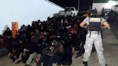 Un total de 292 migrantes centroamericanos fueron asegurados en Chiapas y un presunto traficante de personas fue detenido. Agencia Reforma