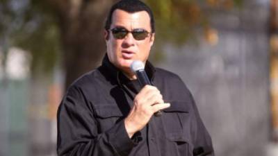 Steven Seagal ya había sido acusado de acoso sexual por la actriz Jenny Mcarthy.