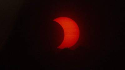 Los habitantes del hemisferio norte pudieron admirar este jueves en el cielo, protegiendo los ojos, un eclipse parcial de sol que recorrió una franja de aproximadamente 500 km que va desde Canadá hasta Siberia, pasando por Europa.