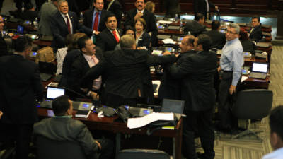 El diputado Luis Galdámez forcejeó con Denis Sánchez, pero fueron separados por Rasel Tomé y Edgardo Castro.