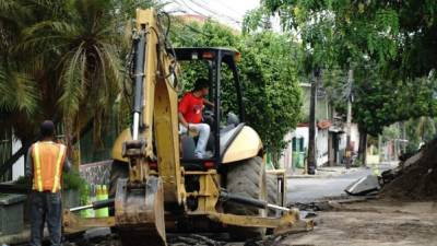 La vía permanecerá cerrada hasta que las cuadrillas terminen la reparación del pavimento.