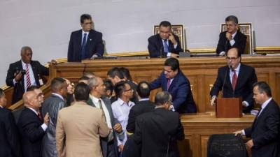 Miembros del oficialismo y de la oposición intercambiaron palabras al final de la sesión parlamentaria.