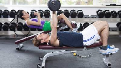 Realizar una actividad física regular le ayuda a mantener la fuerza muscular.