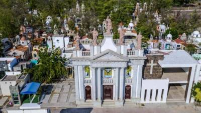 Imitando a los faraones egipcios, los narcotraficantes mexicanos se llevan el lujo hasta la muerte. En Culiacán, capital del estado de Sinaloa, se encuentran un cementerio que se asemeja a una pequeña ciudad con mausoleos que parecen mini mansiones y que se han convertido en la última morada de los capos más famosos de México.