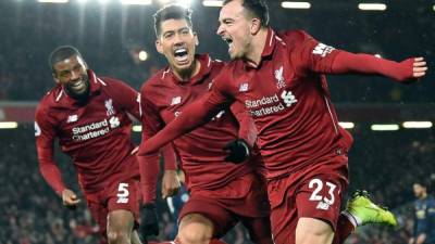 Xherdan Shaqiri celebrando uno de sus goles para la victoria del Liverpool contra el Manchester United. Foto AFP