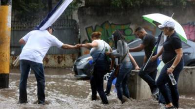 Las condiciones lluviosas seguirán hoy en la capital, cuyo suelo se encuentra saturado en un 70%