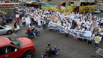 El personal de salud que labora en el hospital San Cristóbal llegó hasta la Corporación de Salud del Estado de Táchira. Foto: AFP/George Castellanos