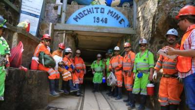 Los mineros trabajan en niveles de más de 2,000 pies y 3,000 pies bajo tierra en El Mochito.