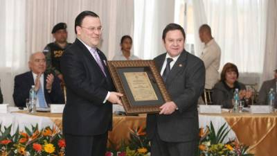 Darío Banegas al recibir el premio por parte del presidente del Poder Judicial, Jorge Rivera Avilés.