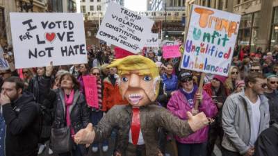 Liderados por mujeres, cientos de miles de manifestantes tomaron las calles de Washington y de otras ciudades estadounidenses este sábado para desafiar al presidente Donald Trump en su primer día completo en la Casa Blanca.