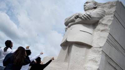 Estudiantes visitan el monumento conmemorativo a Martin Luther King en Washington DC.