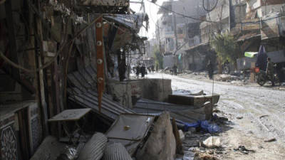 Edificio dañado en la localidad de Hejeira después de que la Armada siria tomase la ciudad de Damasco (Siria), hoy. EFE/Archivo