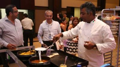 Los sampedranos disfrutaron de la comida de los chefs internacionales,quienes dieron todo su esfuerzo para darle gusto al paladar de loshondureños. Fotos: Amílcar Izaguirre.