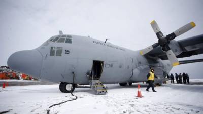 Fotografía tomada en la base antártica de Chile, muestra un avión de carga Hércules C-130. Foto: AFP/Archivo