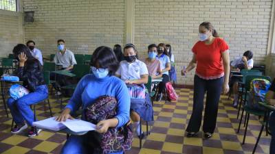 Alumnos del Instituto José Trinidad Reyes en clases presenciales.
