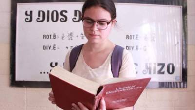 Carmen Amanda Girón Pineda es una destacada estudiante de la Unah. Foto: Presencia Universitaria.