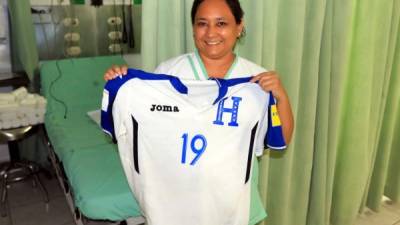 La enfermera posa con la camiseta que le dio Luis Garrido.