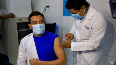 Vacuna. Roberto Cosenza, viceministro de Salud, inyecta la dosis de refuerzo a un médico del Leonardo Martínez.