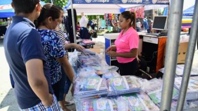 Madre de familia cotiza un paquete en la feria en el predio de lo que fue el centro penal de SPS.