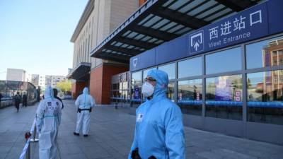 Policías con trajes de protección vigilan la cuarentena en la ciudad de Jilin tras un rebrote de coronavirus./AFP.