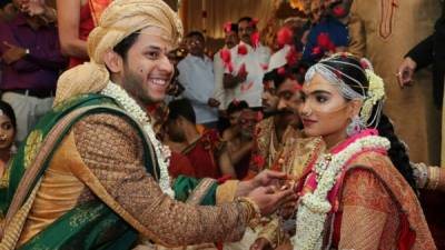 El sari matrimonial de la novia costó 2,5 millones de dólares mientras que sus joyas están valoradas en $13,2 millones. AFP.