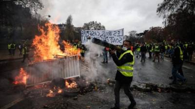 Las violentas protestas de los 'chalecos amarillos' franceses este fin de semana en París y otras ciudades acabaron en enfrentamientos con la policía, vandalismo y miles de personas detenidas.