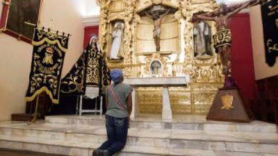 Personas rezan en la Catedral San Miguel Arcángel hoy, en Tegucigalpa (Honduras).EFE