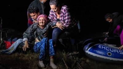 Estados Unidos deportó a México a una inmigrante hondureña de 93 años de edad cuyas imágenes cruzando el río Bravo en una lancha inflable junto a su hija el pasado viernes se viralizaron en medios estadounidenses y redes sociales.