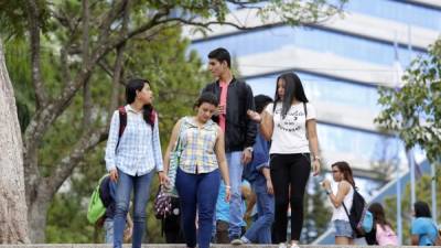 Los estudiantes o egresados universitarios se pueden postular para las diferentes becas.