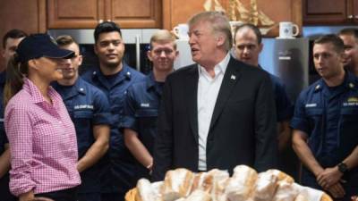 Donald Trump y su esposa Melania sorprendieron a los miembros de la Guardia Costera de EUA en la Riviera Beach, Florida, para celebrar el Día de Acción de Gracias.