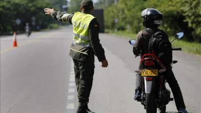 Miembros de la Policía Nacional realizan un operativo de seguridad, sobre la vía que de Cali conduce a Popayán, Colombia. EFE