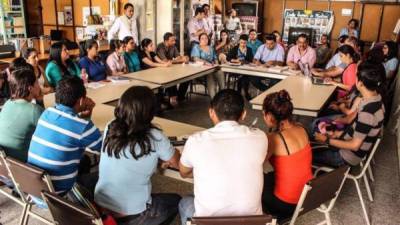 Una reunión de las autoridades con algunos estudiantes universitarios.