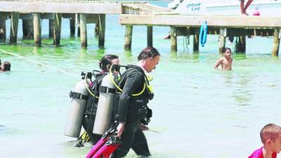 El buceo es una de las principales diversiones de los turistas en Roatán.