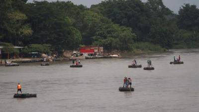 Varios grupos de migrantes hondureños cruzan el río suchiate, en la línea fronteriza de México y Guatemala hoy, jueves 18 de octubre de 2018, en Ciudad Hidalgo, en el estado de Chiapas (México). EFE