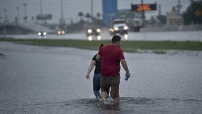 Fuertes lluvias causaron inundaciones en las principales calles y lugares de alto tráfico de peaton, vehicular y aéreo.