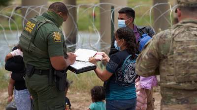 Cientos de migrantes siguen llegando a la frontera de Estados Unidos para solicitar asilo en EEUU.
