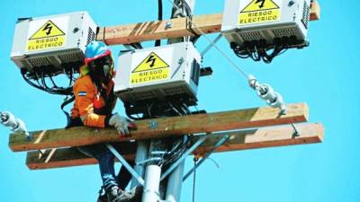 Técnicos de EEH dan mantenimiento a líneas de distribución.