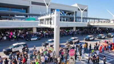 Cientos de personas protestaron por tercer día consecutivo en el aeropuerto internacional de Los Angeles, California. AFP.