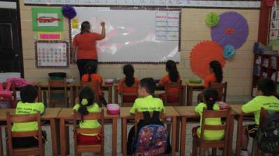 Niños de preescolar reciben clases en inglés en la escuela bilingüe Little Feet.