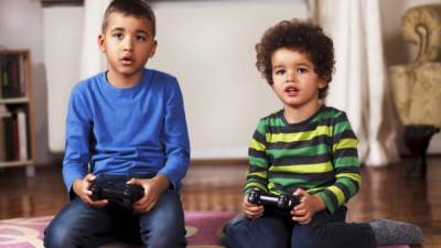 La adicción a los videojuegos hace que los niños desechen otro tipo de actividades, como es la actividad física, que tanto hace falta la población infantil de la actualidad. Foto: iStock.
