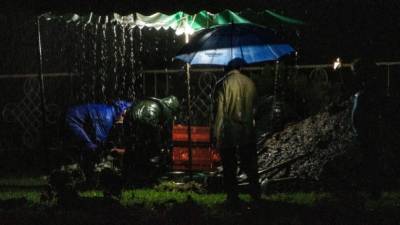 Un 'entierro urgente' nocturno en un cementerio en Managua. AFP