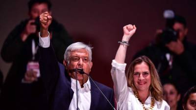 El izquierdista Andrés Manuel López Obrador y su esposa Beatriz Gutiérrez Müller. Foto: AFP