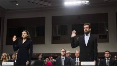 La ejecutiva de Facebook, Sheryl Sandberg, y el director general de Twitter, Jack Dorsey, comparecieron ante el Senado de EEUU este miércoles./AFP.