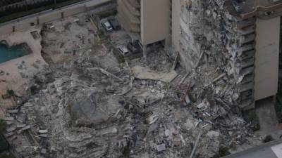 Rescatistas buscan a supervivientes entre los escombros del edificio que se derrumbó esta madrugada en Miami Beach./AFP.