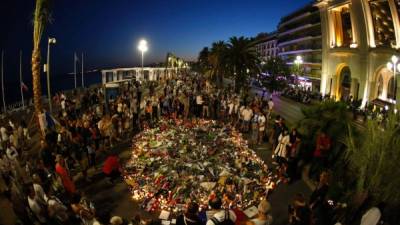 Los homenajes para los fallecidos continúan en Niza. Fotos: AFP