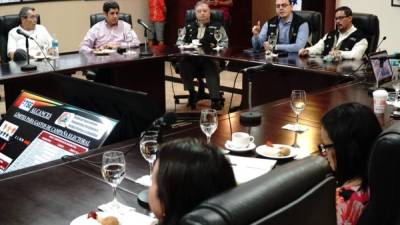 Los comisionados de la Unidad de Política Limpia durante su exposición ayer en la CCIC. Fotos: Yoseph Amaya